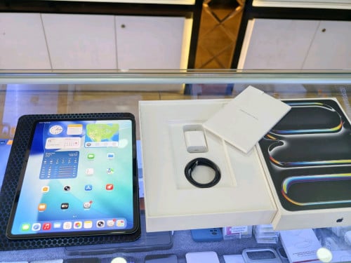 iPad Pro M5 13 WiFi 256G =1190 $ ស្អាត99% មានដុំសាក ប្រអប់ នឹងសាក16ដង