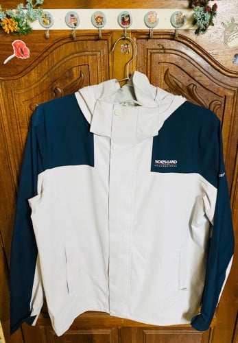 អាវឡើងភ្នំក៏បាន រត់ក៏បាន