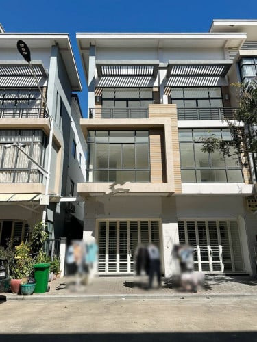 ផ្ទះអាជីវកម្មសល់ដីចំហៀង សម្រាប់លក់ នៅបុរីប៉េងហួតបឹងស្នោរ