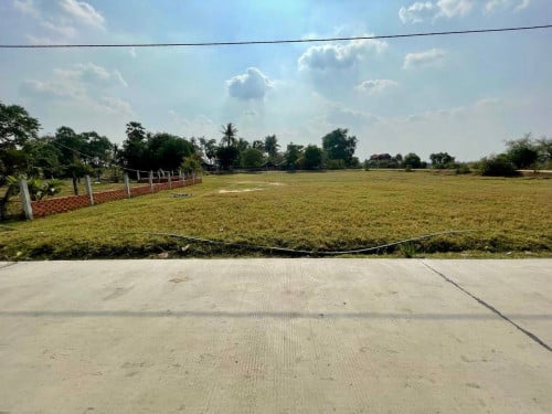 ដីកែង ខាងភ្នំបាសិត