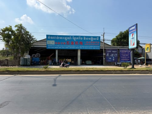 ឃ្លាំងអាជីវកម្មលក់នៅលើផ្លូវហាណូយ