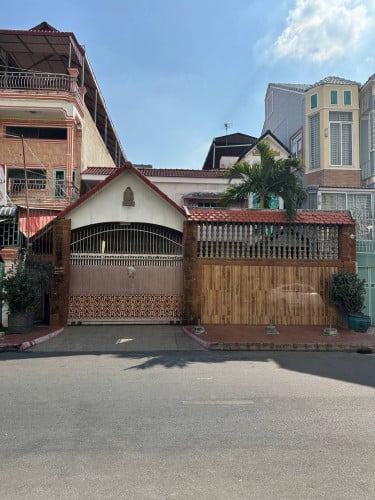 មុខផ្ទះ និង ក្រោយផ្ទះ