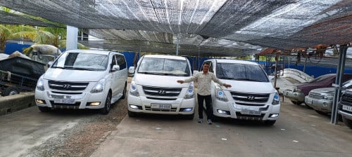 មានរថយន្តសម្រាប់ជួលទេសចរណ៍រឺក៍យកទៅបេីកខ្លួនឯងផ្ទាល់ក៏បាន