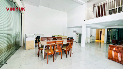 ផ្ទះអាជីវកម្ម 2 ល្វែង លើផ្លូវធំ សម្រាប់ជួល!!