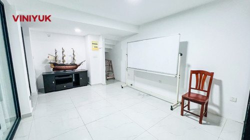 ផ្ទះអាជីវកម្ម 2 ល្វែង លើផ្លូវធំ សម្រាប់ជួល!!