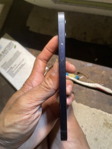 សំបកiphone 12 ពណ៍ខ្មៅបែកតិចលក់10$ចចារ