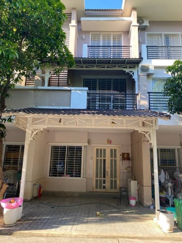 វីឡា LA សម្រាប់ជួល នៅ បុរីប៉េងហួតផ្លូវ 371 ជិតផ្សារ PC​ សម្ភារះពេញ