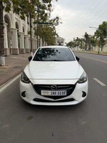 ឡានលក់ Mazda 2 year 2017 Full option សកាំម៉ៃ ទឹកថ្នាំសុីនម៉ាជុំ ឡានខ្លាញ់គោ