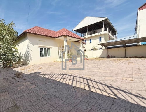 ផ្ទះវិឡាធំទូលាយនៅជិតផ្សារជីបម៉ុងសែនសុខ/Villa for RENT near Chib Mong Sen Sok Mall