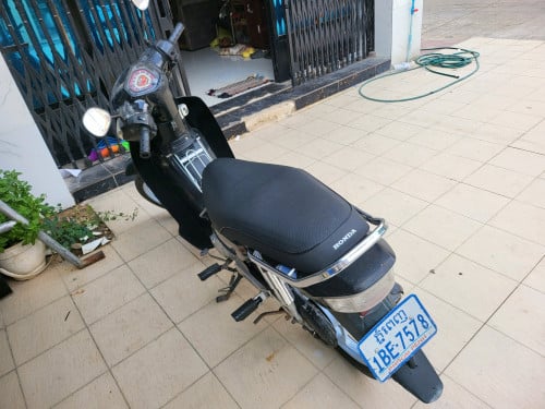 Honda 2012 មានពន្ធមានកាតគ្រី