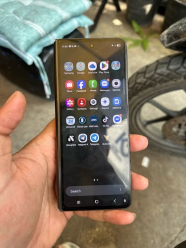 Z fold5​ sim2 អត់ដេីរwifi អេក្រង់​ក្រៅឡេីងផ្កាបន្តិចដូចរូប​ អេក្រង់​ក្នុងស្អាត​ តួស្ទេីគេមតិចតួច