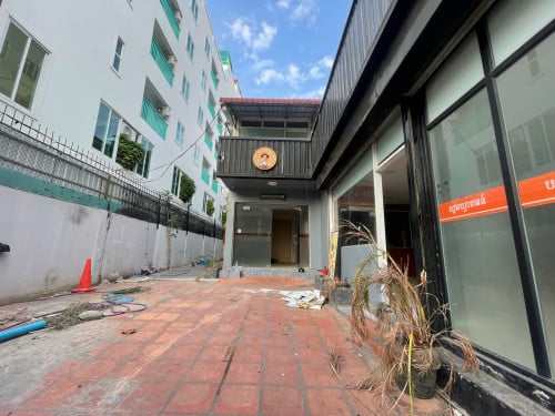 ផ្ទះអាជីវកម្មសម្រាប់ជួល នៅលើផ្លូវធំ ជិតរង្វង់មូលផ្សារដើមថ្កូវ