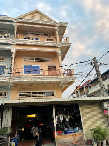 ទះល្វែងកាច់ជ្រុង មានបន្ទប់ជួលស្រាប់ (មានចំណូលពីបន្ទប់ជួលស្រាប)