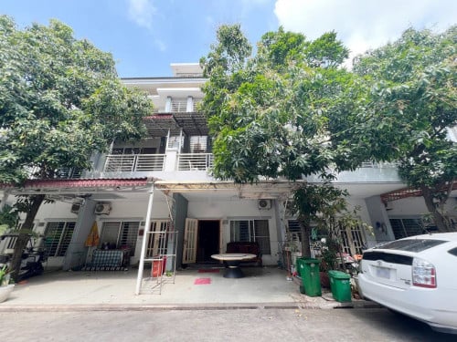 វីឡាកូនកាត់ សម្រាប់ជួលឬលក់នៅក្នុងបុរីប៉េងហួត បឹងស្នោរ