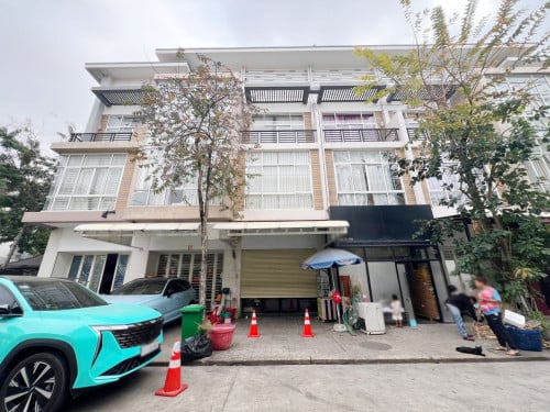 ផ្ទះអាជីវកម្ម សម្រាប់ជួលឬលក់ ក្នុងបុរីប៉េងហួតបឹងស្នោរ