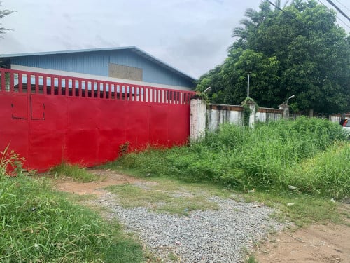 ឃ្លាំងលក់ លើផ្លូវផ្សារបឹងបៃតង