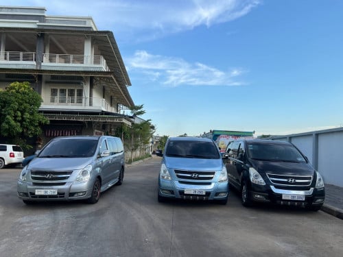 រថយន្ត12កៅអីសំរាប់ជួល