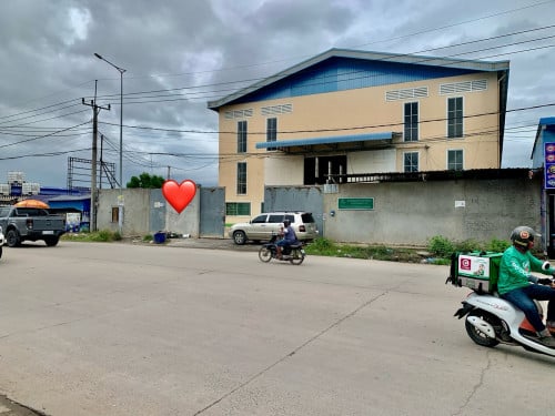 ឃ្លាំងលក់លើផ្លូវ 2011 ជិតសាលាសង្កាត់ក្រាំងធ្នង់