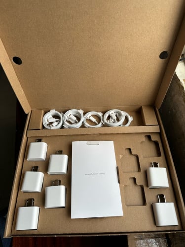 ខ្សែសាកស៊ីនiPhone14pm ចុះមកក្រោម មួយឈុត25$ 016309042