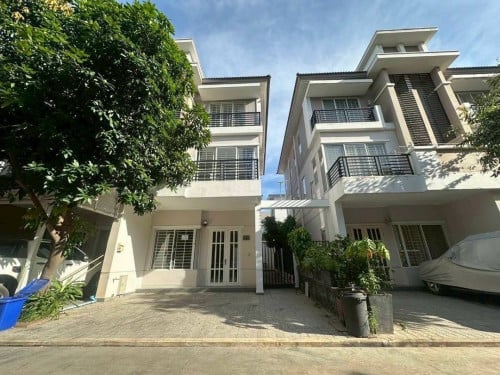 វីឡាកូនកាត់ LA សល់ចំហៀង សំរាប់ជួល នៅបុរីប៉េងហួត371 ( ជាប់ផ្សារប៉េសេ ) A-01* តម្លៃជួល : 650$