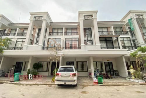 វីឡាកូនកាត់ LA​ សម្រាប់លក់ក្នុងបុរីប៉េងហួតដឹស្តារមេរ៉ាហ្គាឌិន 50ម៉ែត្រ