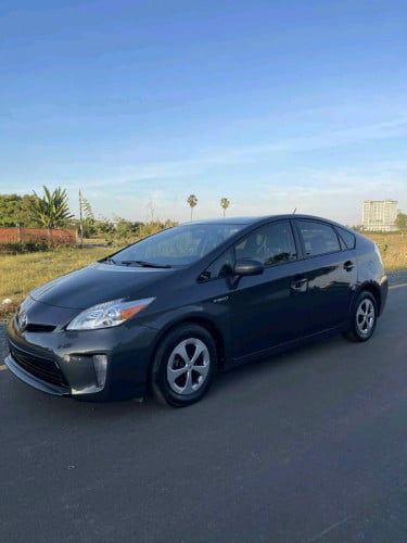 - Toyota Prius ឆ្នាំ2013 option 3 កាមេរ៉ាក្រោយ​សុីន​ សន្លឹកពន្ធ -