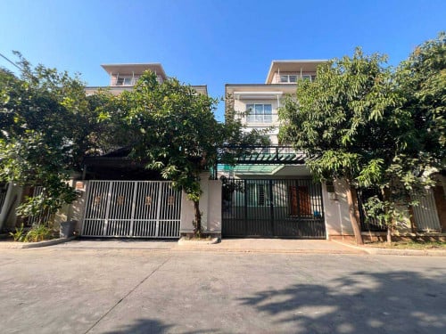 វីឡាភ្លោះសម្រាប់លក់ នៅបុរីប៉េងហួតបឹងស្នោរ | Twin Villa for Sale in Borey Penghuoth Boeung Snor