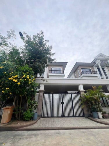 🏘វីឡាភ្លោះA ដីចំហៀង2.5m សម្រាប់លក់នៅបុរីប៉េង ហួតបឹងស្នោរ