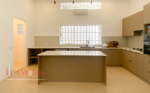 4 Bedroom Villa with Private Pool for Rent in Tonle Basak
