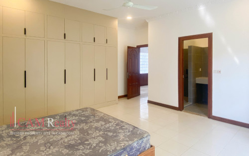 4 Bedroom Villa with Private Pool for Rent in Tonle Basak
