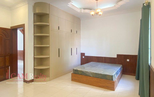 4 Bedroom Villa with Private Pool for Rent in Tonle Basak