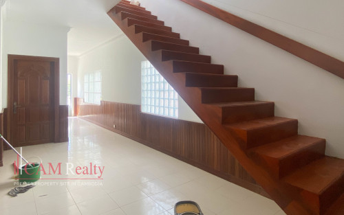 4 Bedroom Villa with Private Pool for Rent in Tonle Basak