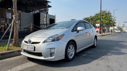 I want to sell Toyota Prius 2010 Option3 Silver Color