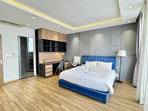 Luxury services condo for rent at Skyline residence