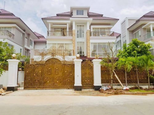 Queen Villa for rent at Borey Peng Houth Boung Snor