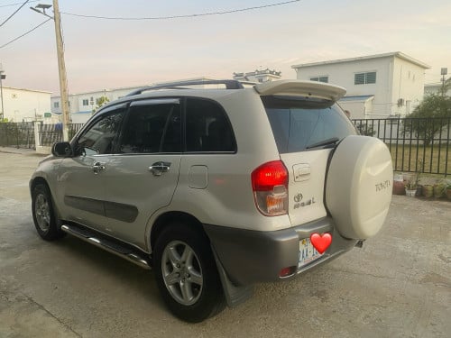 RAV-4-L 01-ប៉ុង​1-ឡាន​នៅផ្ទះ​