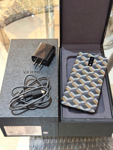 Vertu Life 18K V Logo Sim2