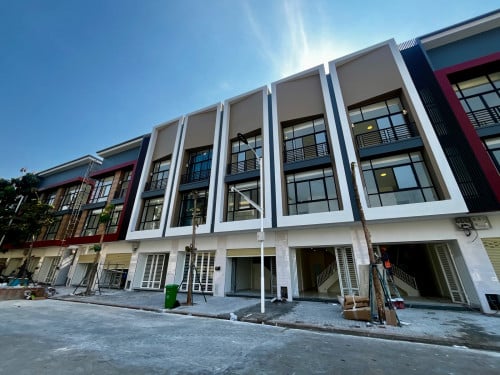 💥ផ្ទះអាជីវកម្មលក់តម្លៃក្រោមទីផ្សារ នៅក្នុងបុរីប៉េងហួតបឹងស្នោរ ( គម្រោង សាន់រ៉ាយ)