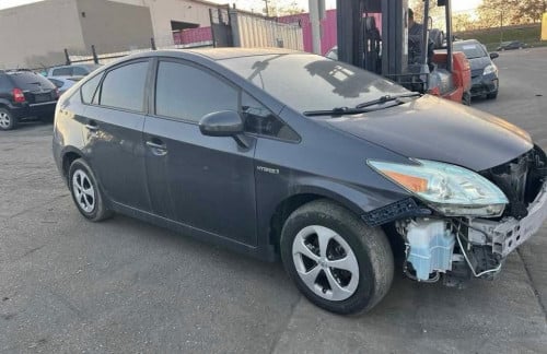 2013 Prius Option 3 CA ឡានថ្មីស្អាត របួសស្រាលៗ