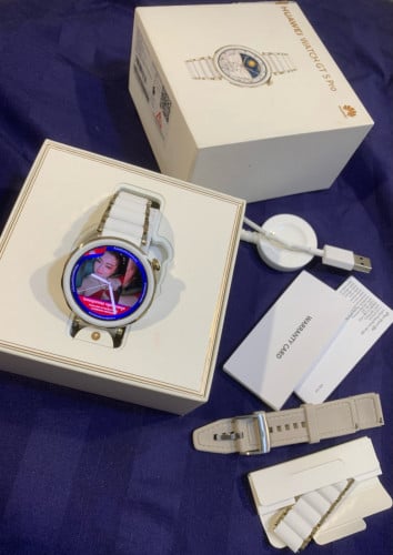 Lady Phone Smart watch second hand 95% have warranty