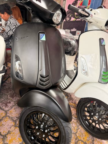 Vespa sprint ខ្មៅ​គ្រេីម​ 022
