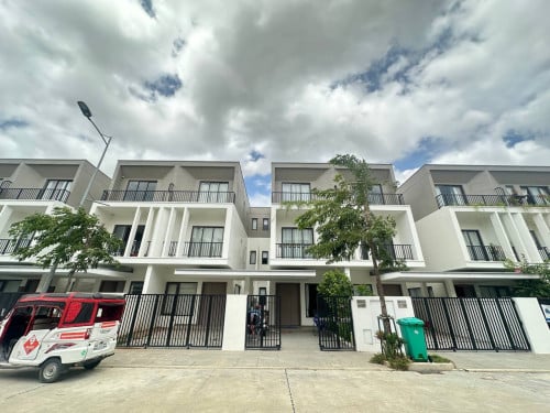 វីឡាភ្លោះតូច សំរាប់លក់បន្ទាន់នៅបុរីចន្ទគីរី នៅផ្លូវជាតិលេខ២