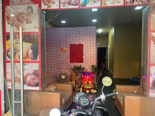 ផ្ទះល្វែងផ្ទាល់ដី ។ឥលូវអ្នកជួលសុំជួលបន្តហើយឡើងតម្លៃ៥០ដិ$បន្ថែមសរប៩៥០$$/១ខែរកប្ក្ប្ខ្ញុំទុកជួលរហូតហើយ