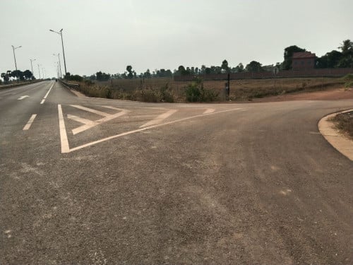 ដីកែងលើផ្លូវប្រលានថ្មី សៀមរាប