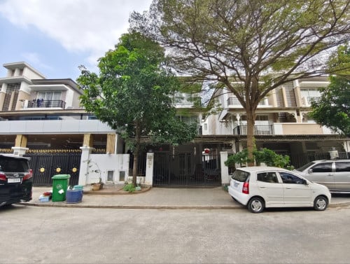 វីឡាភ្លោះអេ សម្រាប់លក់បន្ទាន់ខ្លាំង នៅក្នុងបុរីប៉េងហួតបឹងស្នោរ