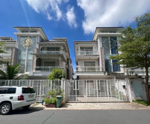 វីឡាភ្លោះ សម្រាប់លក់ នៅ បុរី អ័រគីដេ2004