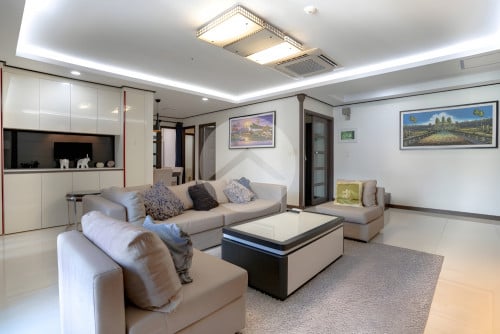 𝐅𝐨𝐫 𝐑𝐞𝐧𝐭: 3-Bedroom Apartment – De Castle Royal, BKK1