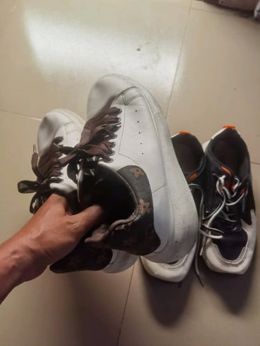 ស្បែកជេីងលេខ 43 នៅស្អាតមួយគូរ 5$