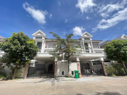 ផ្ទះវីឡាភ្លោះ ១គូរ សម្រាប់លក់ នៅក្នុងបុរីប៉េងហួតបឹងស្នោរ (គម្រោង យូរ៉ូវីល ) A-07