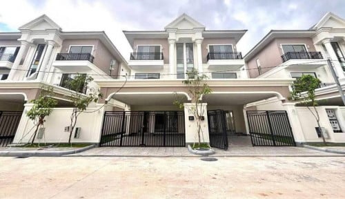 វីឡាភ្លោះB សល់ដីចំហៀង2.5m សម្រាប់លក់បន្ទាន់ នៅក្នុងបុរីប៉េងហួតបឹងស្នោរ (គម្រោង Eco Poli 2 ) A-10